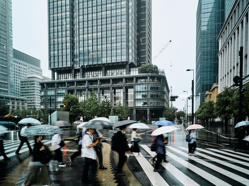 Personas que se desplazan por la mañana cerca de la estación de Tokio. Fotógrafo: Ko Tsuchiya/Bloomberg. Personas que se desplazan por la mañana cerca de la estación de Tokio. Fotógrafo: Ko Tsuchiya/Bloomberg.