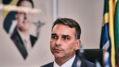 Flávio Bolsonaro cresce nas pesquisas, mas sobrenome pesa entre eleitores indecisos Flávio Bolsonaro cresce nas pesquisas, mas sobrenome pesa entre eleitores indecisos