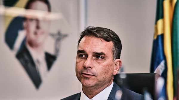 Flávio Bolsonaro cresce nas pesquisas, mas sobrenome pesa entre eleitores indecisos Flávio Bolsonaro cresce nas pesquisas, mas sobrenome pesa entre eleitores indecisos