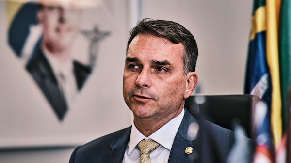Reportagem liga Flávio Bolsonaro ao Banco Master e derruba ativos brasileiros Reportagem liga Flávio Bolsonaro ao Banco Master e derruba ativos brasileiros