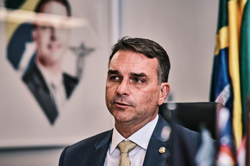 Reportagem do site The Intercept Brasil informou que o senador negociou apoio financeiro do banqueiro para financiar um filme sobre seu pai, o ex-presidente Jair Bolsonaro Reportagem do site The Intercept Brasil informou que o senador negociou apoio financeiro do banqueiro para financiar um filme sobre seu pai, o ex-presidente Jair Bolsonaro