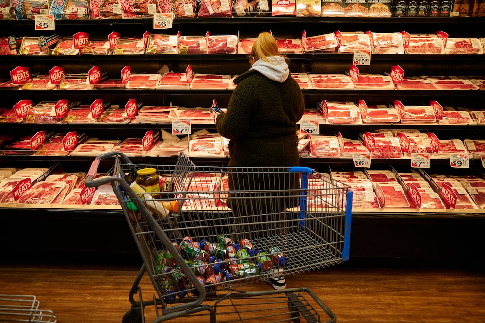 Compradora busca diferentes cortes de carne en un supermercado en Nueva York. Compradora busca diferentes cortes de carne en un supermercado en Nueva York.