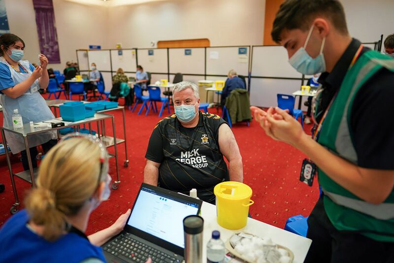 NEWCASTLE UPON TYNE, ENGLAND - DECEMBER 08: William Campbell, de Gateshead, acude al Centro de Vacunación de la Vida para recibir su refuerzo de Covid-19 el 8 de diciembre de 2021 en Newcastle upon Tyne, Inglaterra. El centro de vacunación Centre for Life fue uno de los primeros centros a gran escala que se abrieron en el país cuando el Reino Unido puso en marcha su programa de vacunas Covid-19. El centro acogió inicialmente a trabajadores del NHS antes de abrirse al público en enero. NEWCASTLE UPON TYNE, ENGLAND - DECEMBER 08: William Campbell, de Gateshead, acude al Centro de Vacunación de la Vida para recibir su refuerzo de Covid-19 el 8 de diciembre de 2021 en Newcastle upon Tyne, Inglaterra. El centro de vacunación Centre for Life fue uno de los primeros centros a gran escala que se abrieron en el país cuando el Reino Unido puso en marcha su programa de vacunas Covid-19. El centro acogió inicialmente a trabajadores del NHS antes de abrirse al público en enero.