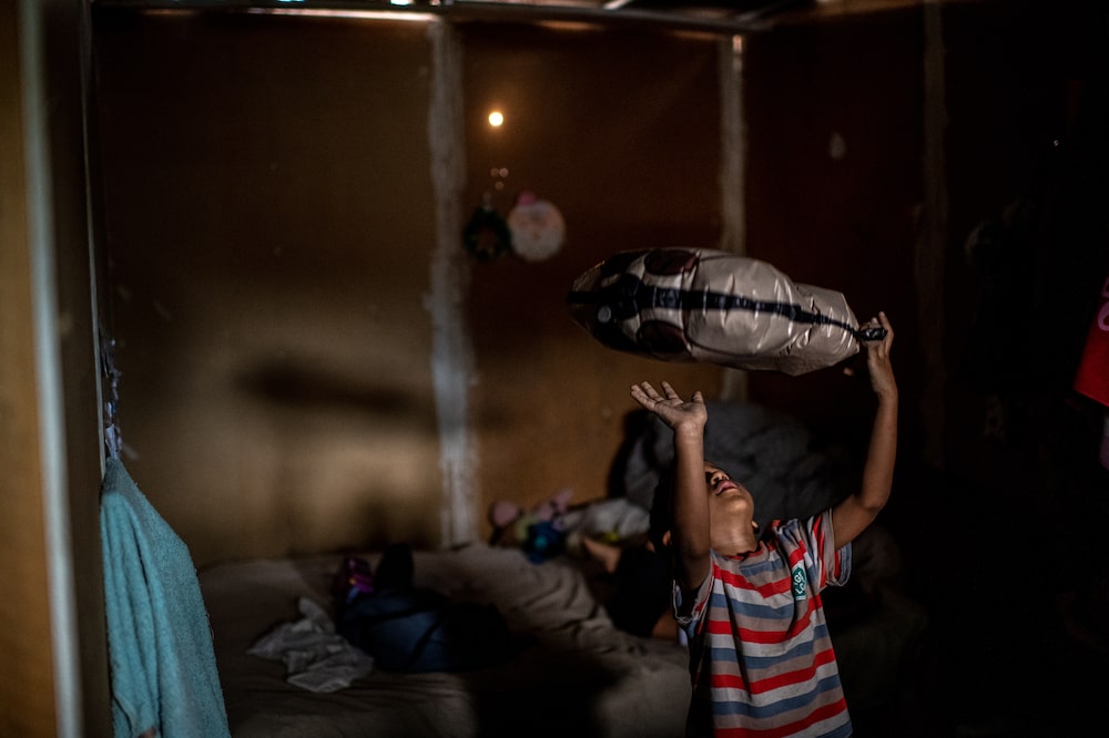 Un niño migrante juega en su casa en el asentamiento Quebrada Encantada, Arica. Para los migrantes que ahora consideran a Chile como su hogar, irse se vuelve especialmente difícil cuando hay niños de por medio. Fotógrafo: Cristóbal Olivares/Bloomberg Un niño migrante juega en su casa en el asentamiento Quebrada Encantada, Arica. Para los migrantes que ahora consideran a Chile como su hogar, irse se vuelve especialmente difícil cuando hay niños de por medio. Fotógrafo: Cristóbal Olivares/Bloomberg