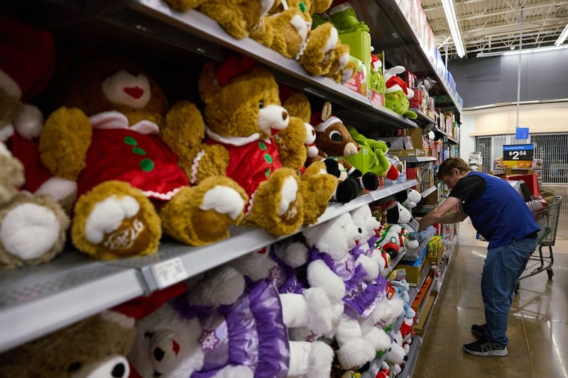Un empleado repone productos en una estantería dentro de una tienda Walmart durante el Black Friday. Un empleado repone productos en una estantería dentro de una tienda Walmart durante el Black Friday.