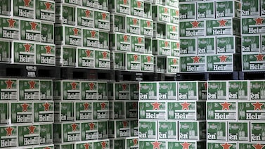 Guerra no Irã eleva custos da Heineken e pressiona preços ao consumidor Guerra no Irã eleva custos da Heineken e pressiona preços ao consumidor