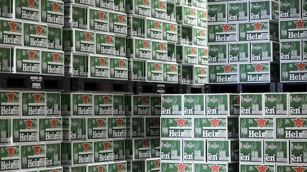 Guerra no Irã eleva custos da Heineken e pressiona preços ao consumidor Guerra no Irã eleva custos da Heineken e pressiona preços ao consumidor