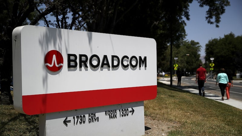 Broadcom projeta US$ 100 bi em vendas de chips de IA, em desafio à Nvidia Broadcom projeta US$ 100 bi em vendas de chips de IA, em desafio à Nvidia