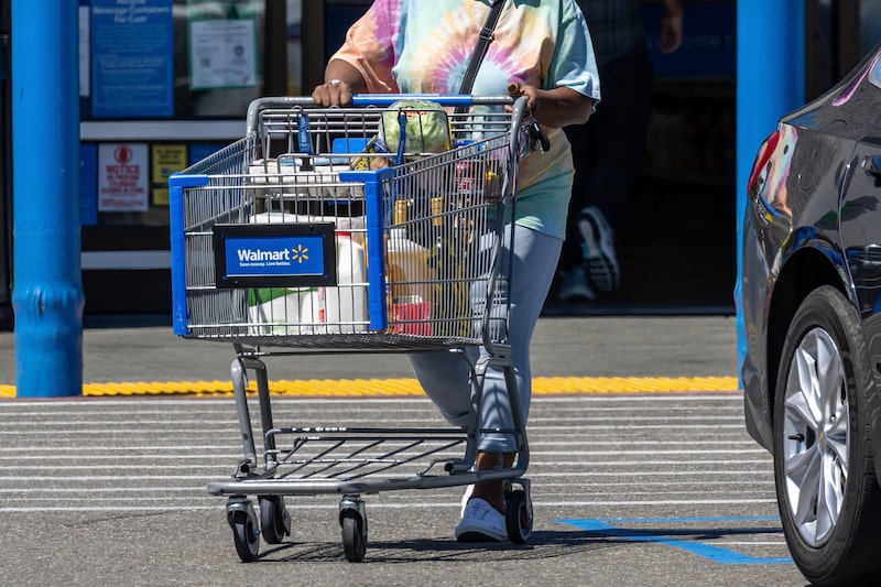 Cliente empuja un carrito de compras frente a una tienda Walmart en San Leandro, California. Foto: David Paul Morris/Bloomberg
Cliente empuja un carrito de compras frente a una tienda Walmart en San Leandro, California. Foto: David Paul Morris/Bloomberg
