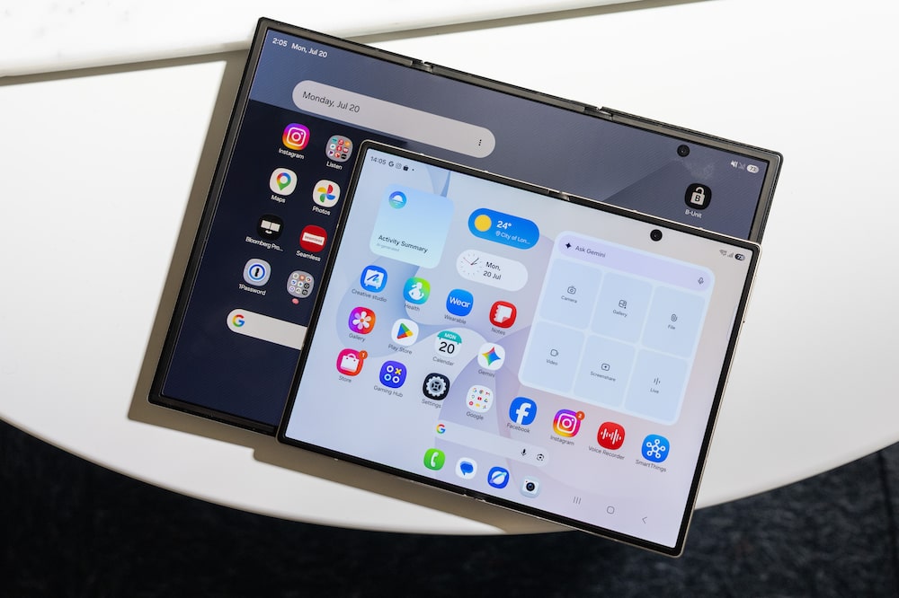 Samsung Fold 8 and Trifold Samsung Fold 8 and Trifold
