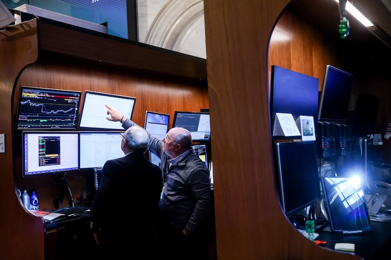 Stocks Fall, Oil Jumps On Doubts Over Peace Deal Stocks Fall, Oil Jumps On Doubts Over Peace Deal