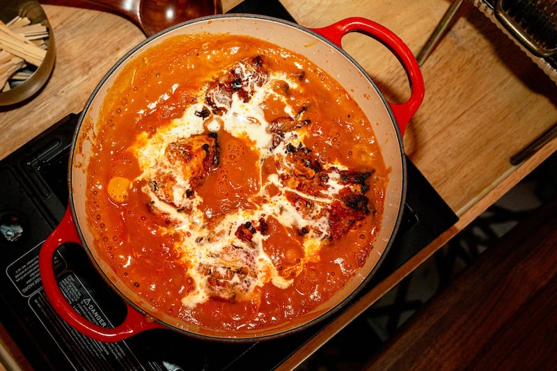 El pollo al curry se termina de preparar en la mesa en el restaurante Adda, situado en el East Village de Manhattan. Fotógrafo: Halie Chavez/Bloomberg El pollo al curry se termina de preparar en la mesa en el restaurante Adda, situado en el East Village de Manhattan. Fotógrafo: Halie Chavez/Bloomberg