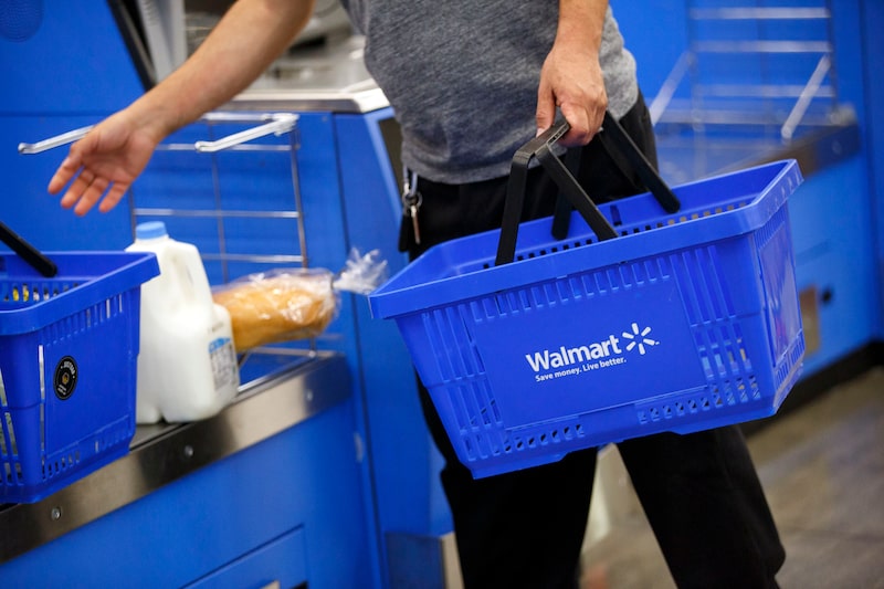 Un cliente utiliza un quiosco de autopago en una tienda de Wal-Mart Stores Inc. en Burbank, California. Un cliente utiliza un quiosco de autopago en una tienda de Wal-Mart Stores Inc. en Burbank, California.