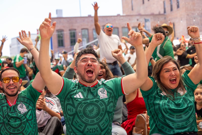 Aficionados presencian el partido inaugural durante una fiesta para ver el Mundial de 2026 en Los Ángeles. Fotógrafa: Jill Connelly/Bloomberg. Aficionados presencian el partido inaugural durante una fiesta para ver el Mundial de 2026 en Los Ángeles. Fotógrafa: Jill Connelly/Bloomberg.