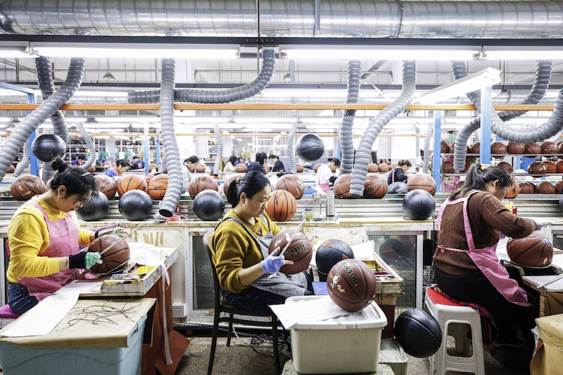 Mujeres trabajando en fábricas chinas. Mujeres trabajando en fábricas chinas.