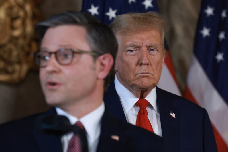 Trump dijo el miércoles que quería que los legisladores incluyeran en el paquete un aumento del techo de la deuda. Trump dijo el miércoles que quería que los legisladores incluyeran en el paquete un aumento del techo de la deuda.