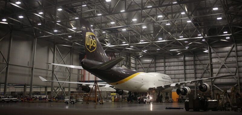 Un Boeing Co. 747 en mantenimiento dentro de un hangar, durante las operaciones de envío nocturno de UPS en el Aeropuerto Internacional de Louisville, Kentucky. Un Boeing Co. 747 en mantenimiento dentro de un hangar, durante las operaciones de envío nocturno de UPS en el Aeropuerto Internacional de Louisville, Kentucky.