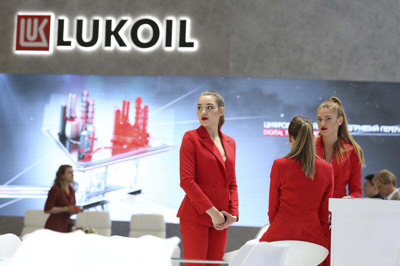 Empleadas esperan en el pabellón de Lukoil para el foro económico internacional de San Petersburgo. Empleadas esperan en el pabellón de Lukoil para el foro económico internacional de San Petersburgo.