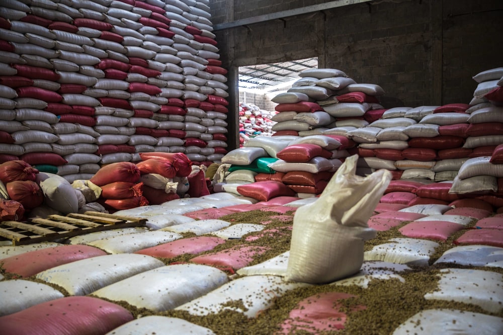 Sacos de café en grano en una planta de procesamiento. Sacos de café en grano en una planta de procesamiento.