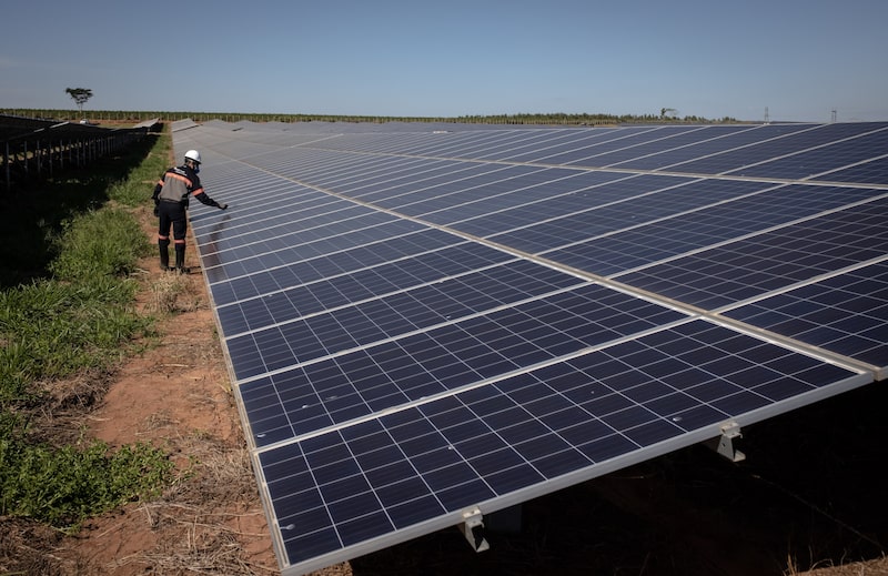 Un contratista trabaja en módulos fotovoltaicos en una granja solar en el estado de Sao Paulo, Brasil.
Fotógrafo: Jonne Roriz/Bloomberg Un contratista trabaja en módulos fotovoltaicos en una granja solar en el estado de Sao Paulo, Brasil.
Fotógrafo: Jonne Roriz/Bloomberg