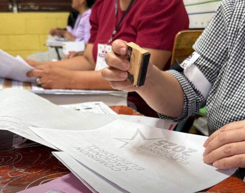 Junta receptora de votos en el Centro Básico Maximiliano Sagastume, de Tegucigalpa, en marzo de 2025. Junta receptora de votos en el Centro Básico Maximiliano Sagastume, de Tegucigalpa, en marzo de 2025.