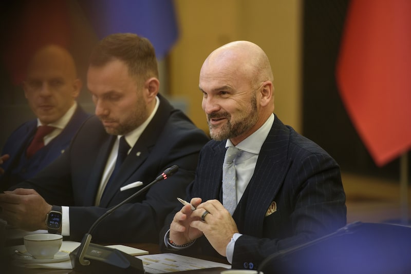 “Se os políticos ouvirem os especialistas e os cidadãos, esse modelo polonês pode vir a ser muito interessante para outros países também”, disse Rafal Brzoska, fundador da empresa de armazenamento de encomendas InPost “Se os políticos ouvirem os especialistas e os cidadãos, esse modelo polonês pode vir a ser muito interessante para outros países também”, disse Rafal Brzoska, fundador da empresa de armazenamento de encomendas InPost