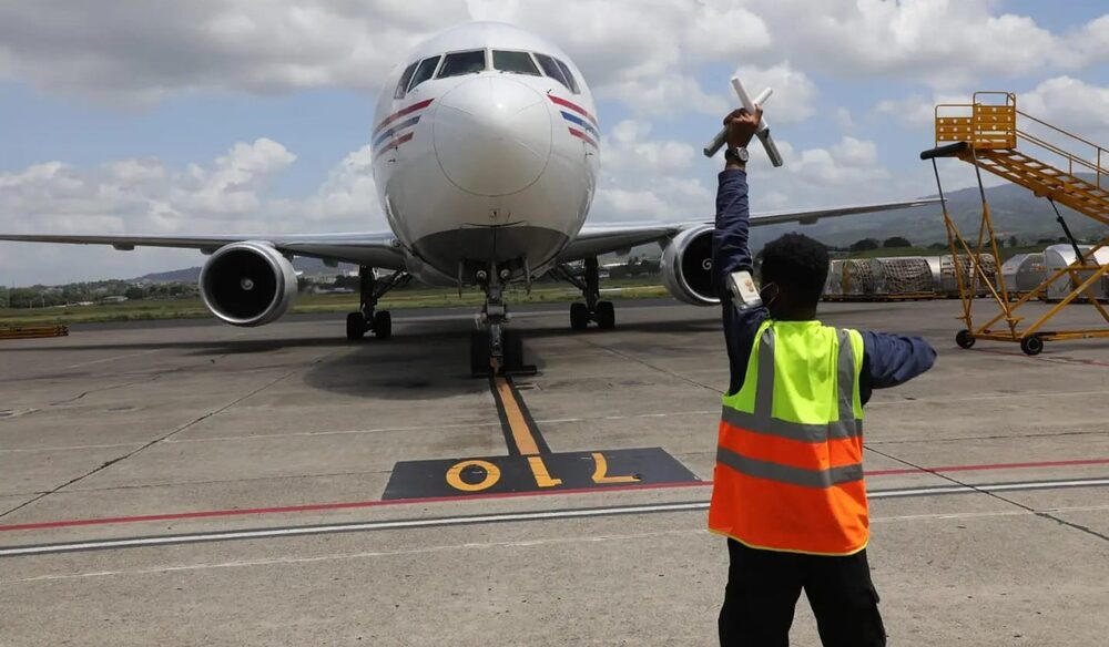 Un estudio del Banco Mundial habla del impacto que tendría para Centroamérica el reducir impuestos y tasas aeroportuarias. Un estudio del Banco Mundial habla del impacto que tendría para Centroamérica el reducir impuestos y tasas aeroportuarias.