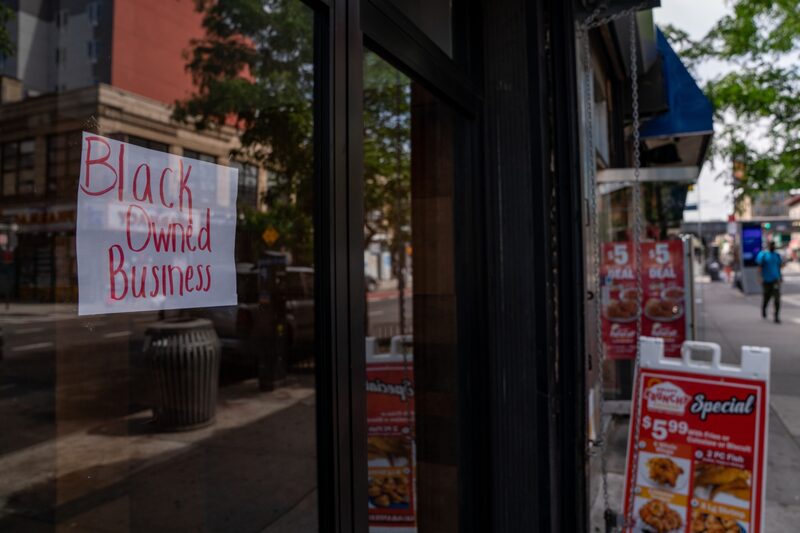 Negócios liderados por pessoas negras tiveram uma classificação média de 4,4, acima da média de 3,6 para todas as empresas listadas no Yelp Negócios liderados por pessoas negras tiveram uma classificação média de 4,4, acima da média de 3,6 para todas as empresas listadas no Yelp