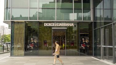 Cofundador da Dolce & Gabbana renuncia à presidência do conselho e avalia fatia de 40% Cofundador da Dolce & Gabbana renuncia à presidência do conselho e avalia fatia de 40%