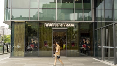 Cofundador da Dolce & Gabbana renuncia à presidência do conselho e avalia fatia de 40% Cofundador da Dolce & Gabbana renuncia à presidência do conselho e avalia fatia de 40%