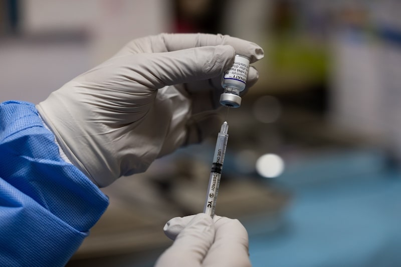 Miembro de personal sanitario carga en una jeringa una dosis de la vacuna de Pfizer contra el Covid-19. Miembro de personal sanitario carga en una jeringa una dosis de la vacuna de Pfizer contra el Covid-19.