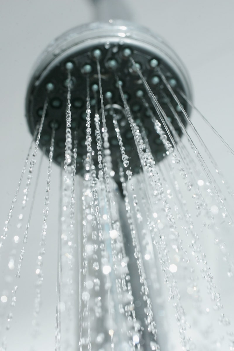 El agua sale de la ducha de un baño. El agua sale de la ducha de un baño.