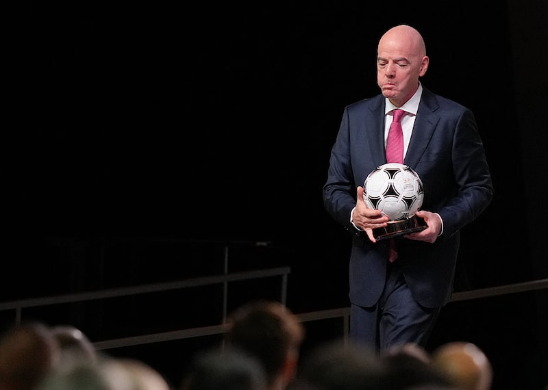 El presidente de la FIFA, Gianni Infantino, sostiene un balón conmemorativo tras intervenir en el 50º Congreso Ordinario de la UEFA, celebrado en Bruselas el 12 de febrero de 2026. El presidente de la FIFA, Gianni Infantino, sostiene un balón conmemorativo tras intervenir en el 50º Congreso Ordinario de la UEFA, celebrado en Bruselas el 12 de febrero de 2026.