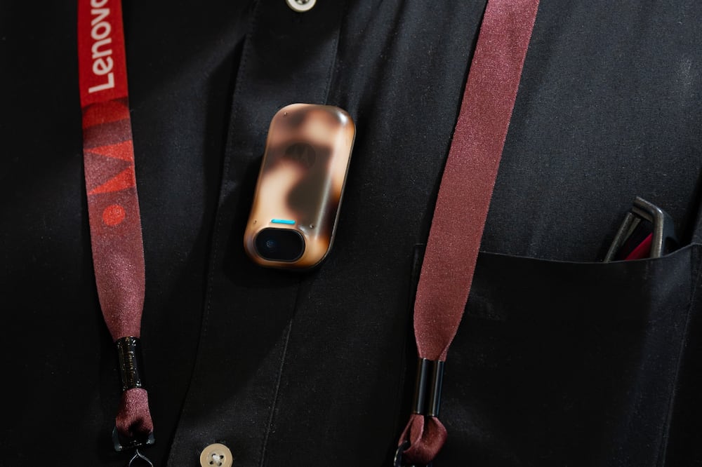 Motorola irrumpe en plegables tipo libro con Razr Fold y su IA Qira