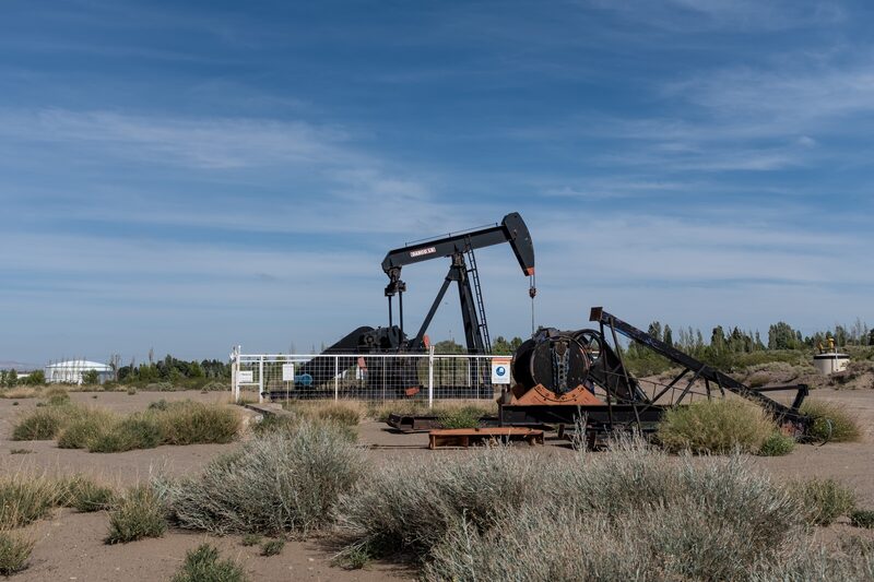 Chevron y YPF, entre las petroleras que apoyan un nuevo oleoducto en Argentina. Chevron y YPF, entre las petroleras que apoyan un nuevo oleoducto en Argentina.