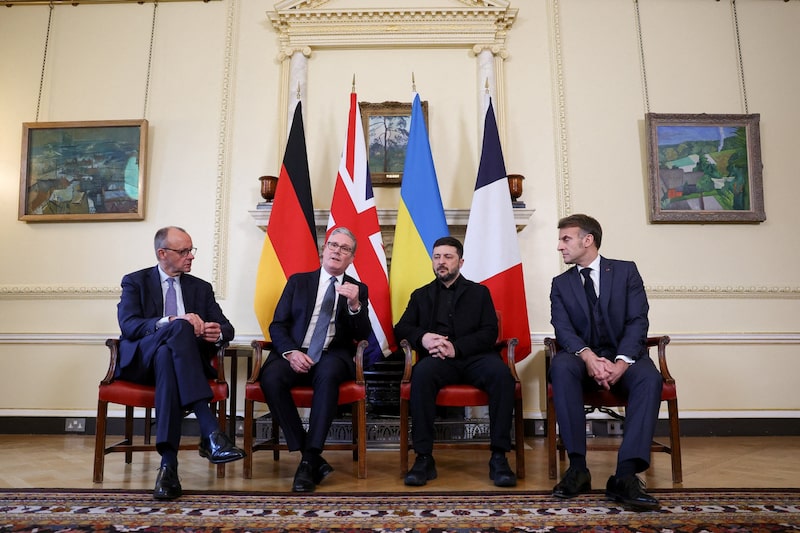 Friedrich Merz, Keir Starmer, Volodymyr Zelenskiy y Emmanuel Macron en Downing Street, el 8 de diciembre. Friedrich Merz, Keir Starmer, Volodymyr Zelenskiy y Emmanuel Macron en Downing Street, el 8 de diciembre.
