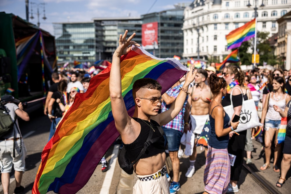 Un manifestante sostiene una bandera del Orgullo, durante el desfile anual del Orgullo en Budapest, Hungría, otro de los países que arremete contra el colectivo. Fotógrafo: Akos Stiller/Bloomberg Un manifestante sostiene una bandera del Orgullo, durante el desfile anual del Orgullo en Budapest, Hungría, otro de los países que arremete contra el colectivo. Fotógrafo: Akos Stiller/Bloomberg