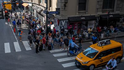 Na crise de imigração dos EUA, NY pagou passagem aérea para saída da cidade Na crise de imigração dos EUA, NY pagou passagem aérea para saída da cidade