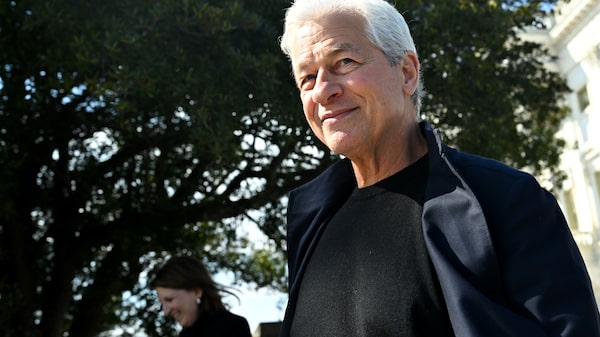 Dimon, CEO de JPMorgan, insta a EE.UU. a “fortalecerse” y mantener su poder económico y militar Dimon, CEO de JPMorgan, insta a EE.UU. a “fortalecerse” y mantener su poder económico y militar