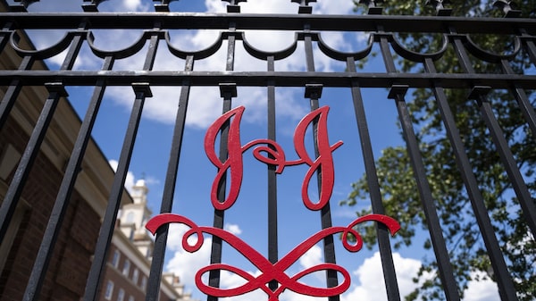 Johnson & Johnson se dividirá en dos compañías; sus acciones suben Johnson & Johnson se dividirá en dos compañías; sus acciones suben