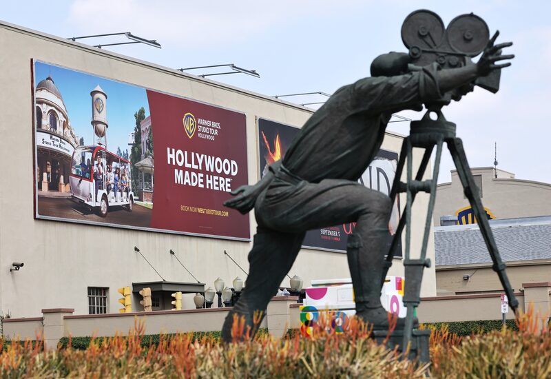 Estatua de "El Camarógrafo" afuera del estudio Warner Bros. en Burbank, California. Foto: Mario Tama/Getty Images Estatua de "El Camarógrafo" afuera del estudio Warner Bros. en Burbank, California. Foto: Mario Tama/Getty Images