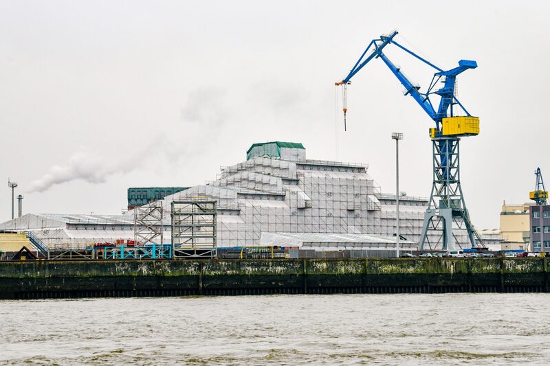 El superyate Dilbar, propiedad del multimillonario ruso Alisher Usmanov, a cubierto mientras se somete a una remodelación en el muelle de Blohm & Voss en Hamburgo, Alemania, el viernes 4 de marzo de 2022. El superyate Dilbar, propiedad del multimillonario ruso Alisher Usmanov, a cubierto mientras se somete a una remodelación en el muelle de Blohm & Voss en Hamburgo, Alemania, el viernes 4 de marzo de 2022.