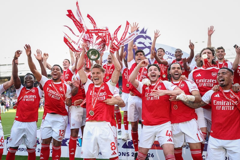 Martin Odegaard, del Arsenal, levanta el trofeo de la Premier League tras el partido entre el Crystal Palace y el Arsenal en Selhurst Park, Londres, el 24 de mayo. Fotógrafo: Michael Regan/Getty Images. Martin Odegaard, del Arsenal, levanta el trofeo de la Premier League tras el partido entre el Crystal Palace y el Arsenal en Selhurst Park, Londres, el 24 de mayo. Fotógrafo: Michael Regan/Getty Images.