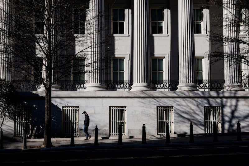 Los ingresos en lo que va de año fiscal apenas han variado en comparación con el mismo periodo del año anterior, situándose en US$1,6 billones. (Samuel Corum/Bloomberg) Los ingresos en lo que va de año fiscal apenas han variado en comparación con el mismo periodo del año anterior, situándose en US$1,6 billones. (Samuel Corum/Bloomberg)