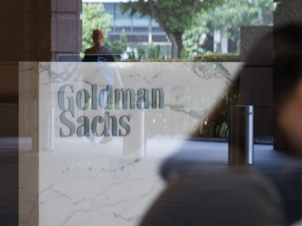 Logotipo de Goldman Sachs Group Inc. en la recepción del edificio One Raffles Link. Logotipo de Goldman Sachs Group Inc. en la recepción del edificio One Raffles Link.