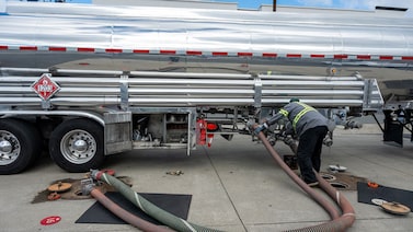 Fundos globais desfazem posições em IA por temores de inflação com alta do petróleo Fundos globais desfazem posições em IA por temores de inflação com alta do petróleo