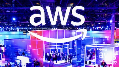 Amazon acelera el lanzamiento de su último chip de IA para competir con Nvidia y Google Amazon acelera el lanzamiento de su último chip de IA para competir con Nvidia y Google