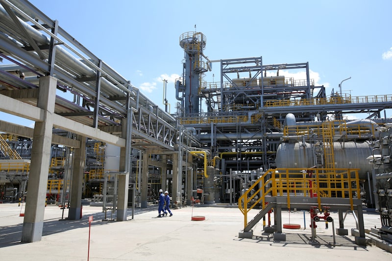 Operaciones dentro de una refinería de petróleo de KazMunaiGas National Co. Operaciones dentro de una refinería de petróleo de KazMunaiGas National Co.