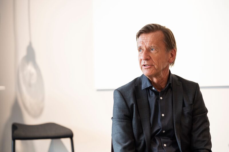 Samuelsson substituirá Jim Rowan em 1º de abril e exercerá um mandato de dois anos enquanto o conselho da empresa procura um sucessor de longo prazo Samuelsson substituirá Jim Rowan em 1º de abril e exercerá um mandato de dois anos enquanto o conselho da empresa procura um sucessor de longo prazo