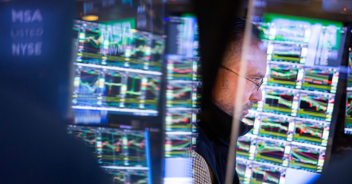 Ibovespa amplia ganhos e supera os 100 mil pontos, apesar de ata ‘dura ...